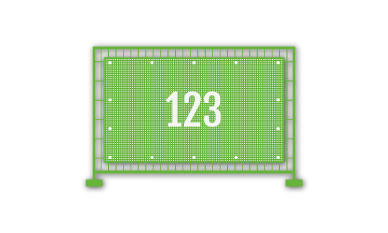 Ein an einem Metallzaunfeld befestigtes Netzbanner mit einem modernen grün-grauen geometrischen Design, Social-Media-Symbolen und dem Wort „einszweidrei“ am unteren Rand.