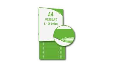 Ein Stapel grüner A4-Broschüren mit Klammerheftung, wobei die oberste Broschüre aufrecht steht und auf ihrem Umschlag die Aufschrift „A4 Farbdruck 20 Seiten“ trägt.