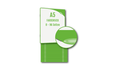 Ein Stapel grüner Broschüren im A5-Format mit Klammerheftung, auf deren Umschlag der Text „A5 Farbdruck 20 Seiten“ steht, was auf 20 Seiten Farbdruck hinweist.