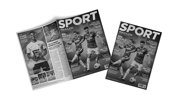 Drei Exemplare eines deutschsprachigen Sportmagazins im Schwarz-Weiß-Druck mit Klammerbindung, davon eines offenliegend und zwei geschlossen; auf dem Titelbild sind Fußballspieler abgebildet.
