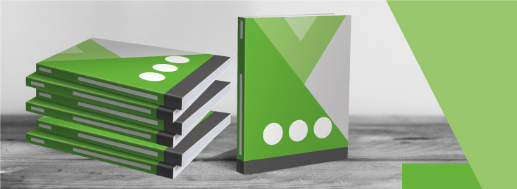 Auf einer Holzfläche liegt ein Stapel aus fünf grünen und grauen Büchern mit geometrischen Mustern und drei weißen Kreisen auf den Buchdeckeln, wobei ein Buch daneben aufrecht steht.