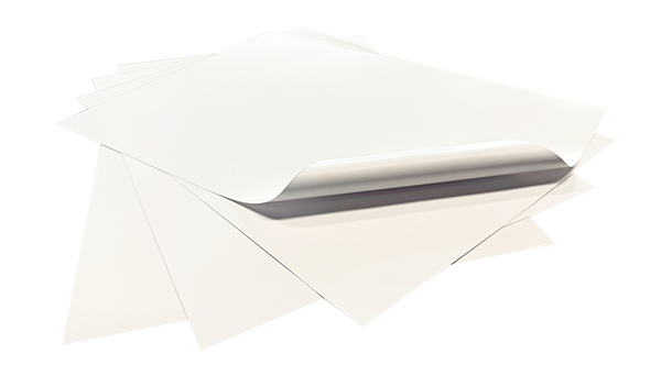 Ein Stapel glänzender, weiß gestrichener Druckpapierbögen, wobei ein Blatt an einer Ecke leicht eingerollt ist und eine glatte, glänzende Oberfläche aufweist.