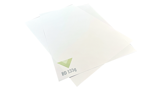Zwei leere weiße Plakatbögen überlappen sich leicht; auf einem ist ein schwaches grünes Häkchen zu sehen, und in der unteren Ecke ist „BD 135g“ aufgedruckt.