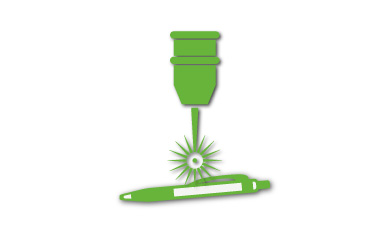 Eine Lasermarkierungsmaschine graviert zwei grüne Metallstifte, die auf einer flachen grauen Oberfläche platziert sind.