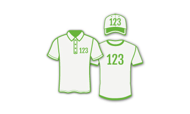 Ein weißes T-Shirt, eine Schürze und eine Kappe mit demselben Fotomotiv von zwei wandernden Personen in der Natur bedruckt.