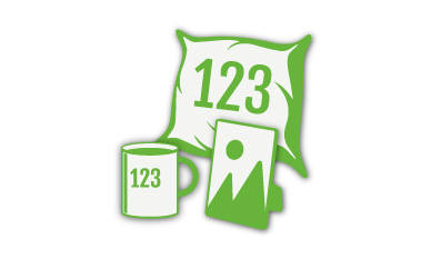 Ein Kissen, eine Tasse und ein Fotopanel, jeweils bedruckt mit dem gleichen Foto von zwei Wanderern mit Rucksäcken, die in einer Berglandschaft stehen.