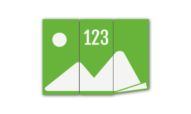 Ein modernes Wohnzimmer mit einem grauen Ecksofa und Couchtisch steht vor einer großen Fototapete, die zwei Personen in Wanderausrüstung zeigt, die auf eine malerische Berglandschaft blicken.