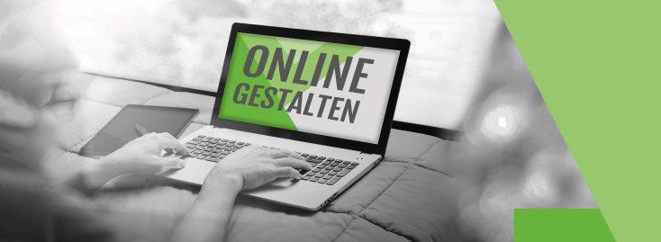 Eine Person benutzt einen Laptop auf dem Schoß. Auf dem Bildschirm ist auf grün-weißem Hintergrund der deutsche Schriftzug „ONLINE GESTALTEN“ zu sehen.
