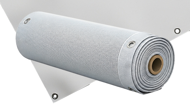 Ein zusammengerolltes weißes PVC-Banner mit Metallösen an den Rändern, das auf einem flachen, teilweise sichtbaren Bannerbogen mit ähnlichen Ösen angebracht ist und für den individuellen Geburtstagsdruck bestimmt ist.