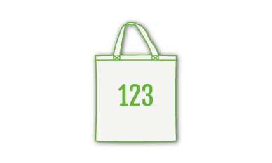 Eine beige Baumwolltasche mit zwei Henkeln, die auf der Vorderseite ein großes grünes geometrisches Muster und Social-Media-Symbole über dem Text „einszweidrei“ aufweist.