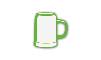 Weißer Bierkrug mit dem Aufdruck eines Fotos von zwei Wanderern, die von hinten gesehen werden, mit Rucksäcken im Freien stehen und eine malerische Berglandschaft betrachten.