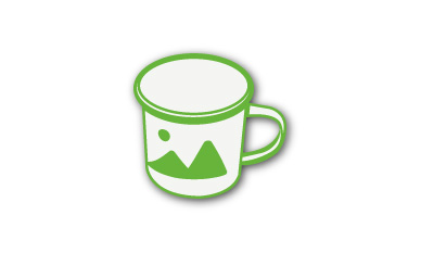 Auf einem rechteckigen Acrylglasblock ist ein gedrucktes Foto von zwei Wanderern mit Rucksäcken zu sehen, die an einem grasbewachsenen Berghang stehen und auf eine malerische Aussicht auf Berge und Bäume blicken.