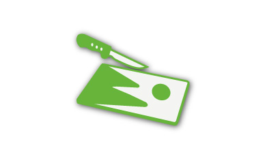 Ein Schneidebrett aus Glas, bedruckt mit dem Bild von zwei Wanderern mit Rucksäcken, die auf eine malerische Berglandschaft blicken, wobei ein Messer diagonal über das Brett gelegt ist.