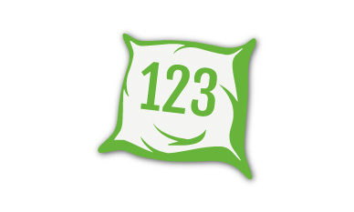 Ein weißes Fotokissen mit dem Bild von zwei Wanderern mit Rucksäcken, die im Freien stehen und eine malerische Berglandschaft betrachten.