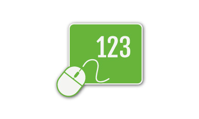 Ein rechteckiges Mauspad mit dem Aufdruck eines Fotos von zwei Wanderern mit Rucksäcken, die auf eine malerische Berglandschaft blicken, mit einer darauf platzierten Computermaus.