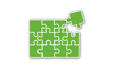 Ein teilweise fertiggestelltes Puzzle mit dem Bild von zwei Personen mit Rucksäcken, die im Freien stehen und eine malerische Berglandschaft betrachten; mehrere Teile fehlen in der unteren linken Ecke.