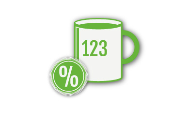 Weißer Becher mit dem Aufdruck eines Fotos von zwei Wanderern mit Rucksäcken, die eine malerische Aussicht genießen, und einem grünen Prozentsymbol, das auf ein Rabattangebot hinweist.