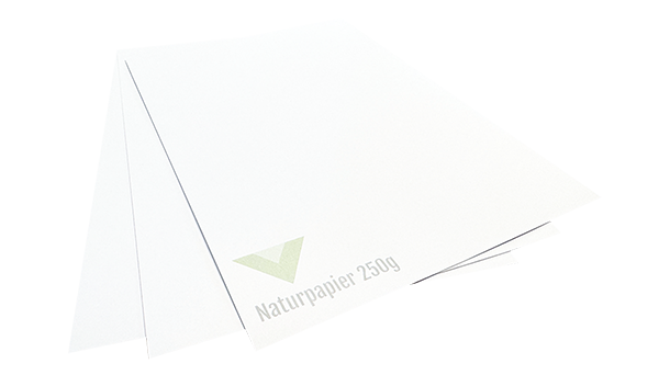 Zwei Blätter weißes Naturpapier, die jeweils in der unteren Ecke mit „Naturpapier 250g“ beschriftet sind, überlappen sich leicht auf einem weißen Hintergrund.
