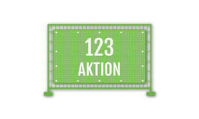 Ein Baustellenzaunbanner mit grün-grauem geometrischem Muster, Social-Media-Symbolen und dem Wort „AKTION“ in großen weißen Buchstaben.