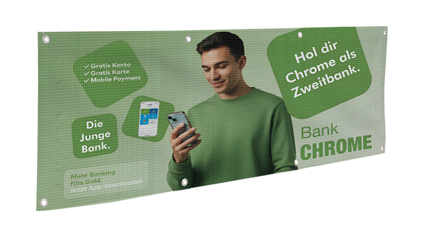 Ein junger Mann hält ein Smartphone und lächelt, daneben Werbetexte für „Bank CHROME“: „Hol dir Chrome als Zweitbank“, „Die Junge Bank.“ und Hinweise auf kostenlose Konten, Karten und Mobile Payment, alles auf grünem Hintergrund.