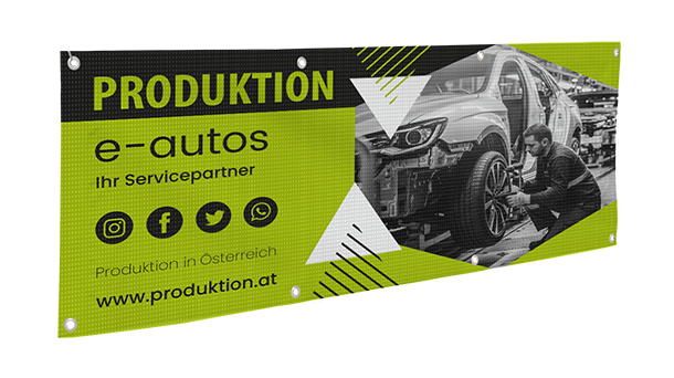Ein grün-schwarzes Werbebanner für „PRODUKTION“ e-autos zeigt einen Mechaniker, der in einer Fabrikumgebung an einem Rad eines Elektroautos arbeitet, sowie Kontaktinformationen, Social-Media-Symbole und die Website www.produktion.at.