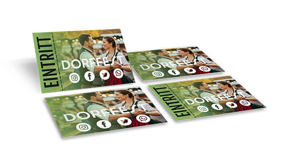 Vier Eintrittskarten für ein Dorffest mit einem Paar in traditioneller Kleidung, das sich anlächelt, sowie dem Wort „EINTRITT“ und verschiedenen Social-Media-Symbolen auf der Vorderseite.