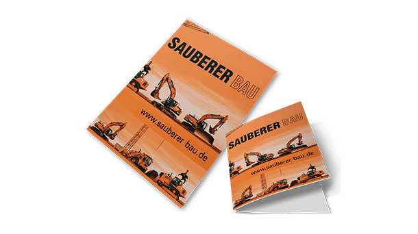 Zwei orangefarbene Flyer mit der Überschrift „SAUBERER BAU“ und Baugeräten wie Baggern und Kränen, darunter die Website „www.sauberer-bau.de“.