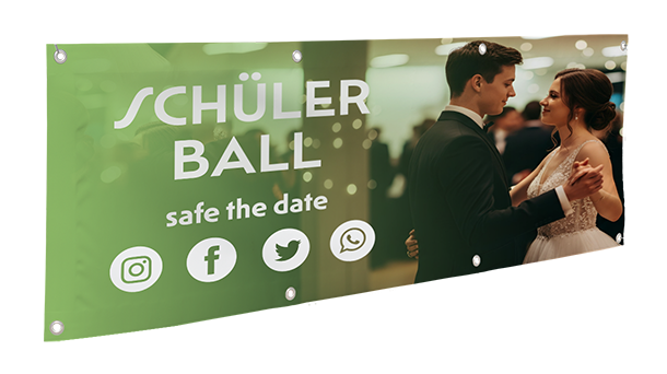 Auf einem PVC-Banner ist der Text „Schüler Ball“ und „Save the Date“ mit Symbolen für Instagram, Facebook, Twitter und WhatsApp zu sehen, daneben ein Paar in festlicher Kleidung, das auf einem Ball tanzt.