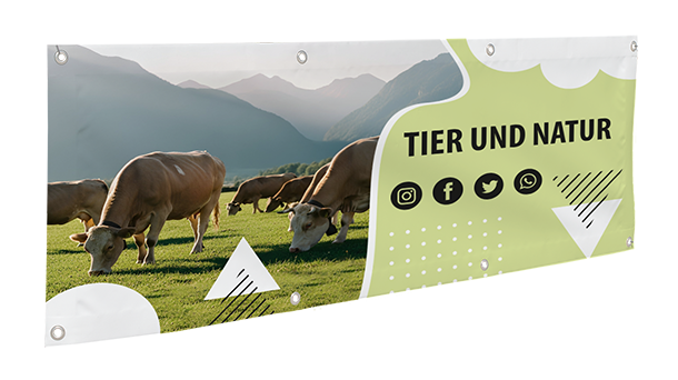 Ein PVC-Banner mit Kühen, die auf grünem Gras grasen, vor dem Hintergrund von Bergen, daneben ein Design mit dem Text „TIER UND NATUR“ und Social-Media-Symbolen.