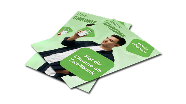 Zwei Werbeplakate für „Bank Chrome“ in deutscher Sprache zeigen einen jungen Mann mit einem Smartphone in der Hand. Der Text fordert die Nutzer auf, Chrome als Zweitbank zu wählen und hebt auf hellgrünem Hintergrund die Funktion „Mobile Payment“ hervor.
