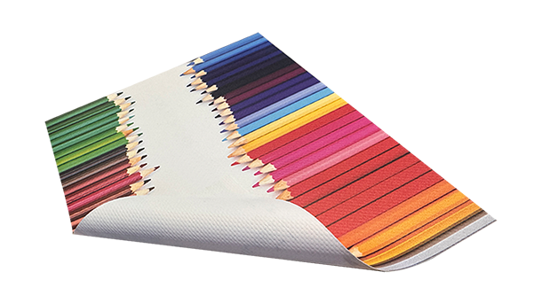 Eine flexible PVC-Plane ist an einer Ecke leicht eingerollt und zeigt ein gestochen scharfes, farbenfrohes Druckbild von Buntstiften, die in einem Farbverlauf von Grün bis Rot angeordnet sind.