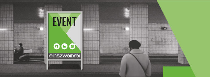 In einem gefliesten unterirdischen Raum ist ein Plakat mit dem Wort „EVENT“ und Social-Media-Symbolen zu sehen. Im schwarz-weißen Hintergrund sind zwei Personen abgebildet, überlagert von grünen grafischen Akzenten.