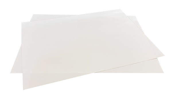 Zwei Blätter glänzendes weißes Fotopapier, bekannt als Bilderdruck, liegen leicht überlappend auf einer flachen Oberfläche.