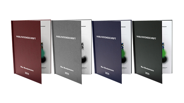 Vier Hardcover-Bücher mit dem Titel „Habilitationsschrift“ sind in einer Reihe ausgestellt, jedes mit einer anderen Einbandfarbe (rot, grau, blau und grün) und beschriftet mit dem Namen „Max Mustermann“ und der Jahreszahl 2023.