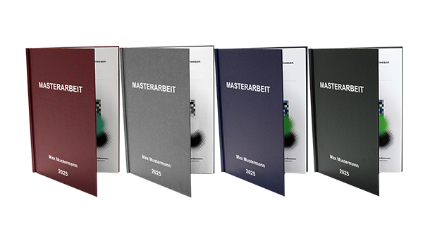 Vier gebundene, fest eingebundene Masterarbeiten in verschiedenen Farben (rot, grau, blau und schwarz) mit der Aufschrift „MASTERARBEIT“ werden gezeigt. Auf dem Einband steht jeweils der Name „Max Mustermann“ und die Jahreszahl 2025.