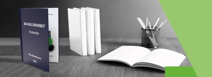 Eine blaue, gebundene Bachelorarbeit mit aufgedrucktem Titel und Autorennamen steht aufrecht auf einem Schreibtisch neben mehreren weißen Büchern, einem offenen Notizbuch und einem Stiftehalter mit Stiften. Der Vordergrund und der rechte Rand sind mit einem grünen geometrischen Muster verziert.