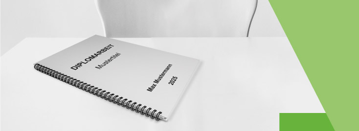 Auf einem weißen Schreibtisch liegt eine spiralgebundene Dissertation mit weißem Einband und der Aufschrift „DIPLOMARBEIT Musterstadt Max Mustermann 2025“. Im Hintergrund sind ein weißer Stuhl und ein grüner geometrischer Akzent zu sehen.