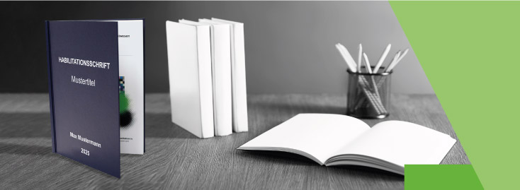 Auf einem Holzschreibtisch steht ein Hardcover-Buch mit dem Titel „HABILITATIONSSCHRIFT“. Im Hintergrund sind mehrere schlichte weiße Bücher, ein offenes leeres Buch und ein Stifthalter zu sehen; das Bild hat auf der rechten Seite einen grünen geometrischen Akzent.