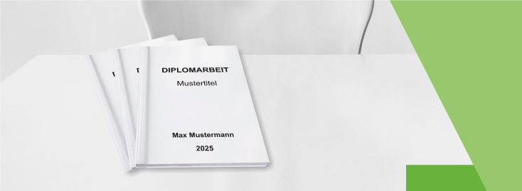 Drei gedruckte, geklebte Dissertationshefte liegen auf einem weißen Tisch gestapelt; auf dem obersten Heft steht der Titel „DIPLOMARBEIT“, ein Beispiel-Untertitel und der Name „Max Mustermann, 2025“.