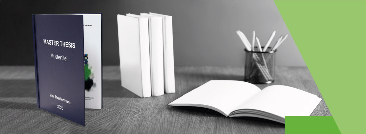 Eine gebundene Masterarbeit mit bedrucktem Vorderdeckel steht aufrecht auf einem Schreibtisch neben mehreren leeren Büchern, einem offenen Notizbuch und einem Stiftehalter mit Stiften; das Bild hat einen grünen geometrischen Akzent auf der rechten Seite.