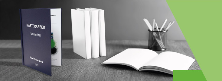 Auf einem Schreibtisch steht ein gebundenes Abschlussbuch mit dem Titel „Masterarbeit“ und einem individuell bedruckten Einband, daneben mehrere leere Bücher, ein offenes Buch und ein Stiftehalter mit Stiften; eine grüne geometrische Form ziert den rechten Bildrand.