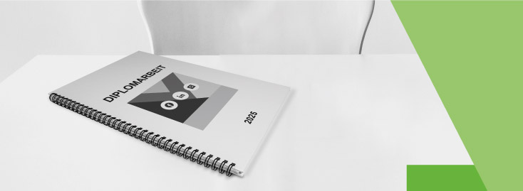 Auf einem weißen Schreibtisch liegt eine spiralgebundene Diplomarbeit mit schwarz-weißem Einband, auf deren Vorderseite das Wort „DIPLOMARBEIT“ und die Jahreszahl 2025 aufgedruckt sind.