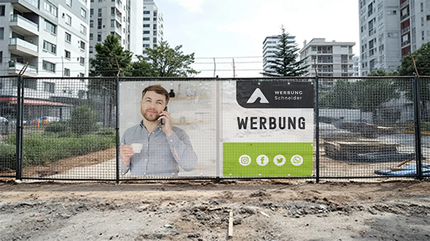 Eine Baustelle ist abgesperrt. Auf dem Zaun prangt eine große Werbung mit einem Mann, der mit einer Kaffeetasse telefoniert, darunter der Schriftzug „WERBUNG Schneider“ und diverse Social-Media-Symbole. Im Hintergrund sind hohe Wohnhäuser zu sehen.