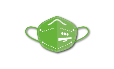 Ein Stapel weißer FFP2-Atemschutzmasken mit Ohrschlaufen, die auf der Vorderseite jeder Maske drei grüne Punkte und einen grauen Streifen aufweisen.