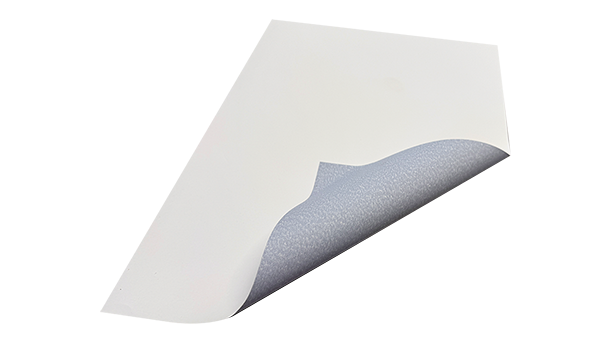 Ein Blatt weißes Papier, dessen eine Ecke hochgebogen ist und eine blaugraue Rückseite freigibt. Blueback Papier.