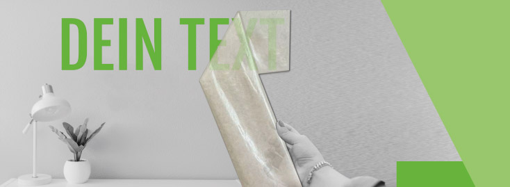 Eine Hand hebt eine transparente Transferfolie von einer Wand ab und gibt den Blick auf grüne Klebebuchstaben frei, die „DEIN TEXT“ buchstabieren; im Hintergrund ist ein weißer Schreibtisch mit Lampe und Topfpflanze zu sehen, wobei grüne geometrische Formen das Bild akzentuieren.