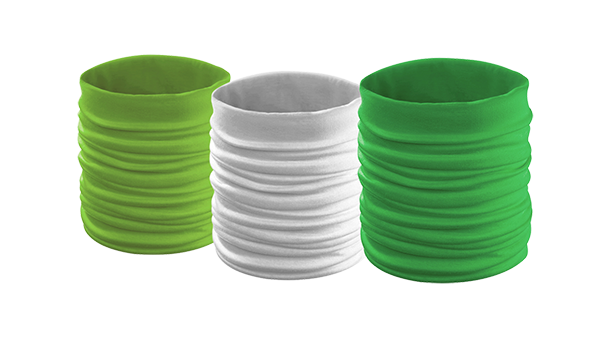 Drei Schlauchschals werden nebeneinander ausgestellt; der linke ist hellgrün, der mittlere weiß und der rechte leuchtend grün.