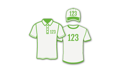 Auf weißem Hintergrund werden ein weißes T-Shirt, ein Poloshirt und eine Kappe abgebildet, die jeweils ein grün-graues Logo tragen.
