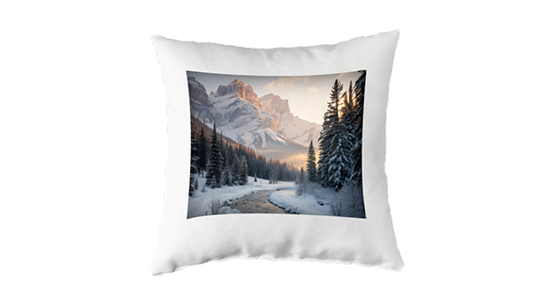 Weißes quadratisches Kissen mit einem aufgedruckten Bild einer verschneiten Berglandschaft mit Kiefern, einem Fluss und sanftem Licht, das die Gipfel erhellt.