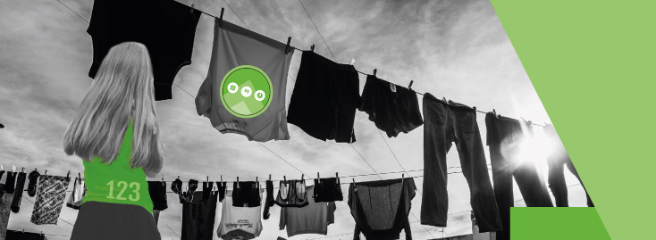 Ein Mädchen mit langen Haaren, das ein grünes T-Shirt mit der Nummer 123 trägt, steht vor einer Wäscheleine, an der verschiedene Kleidungsstücke hängen. Auf einem der T-Shirts prangt ein grünes, rundes Logo, und das Bild ist mit grünen grafischen Akzenten versehen.